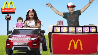 Maria Clara e JP brincando de McDonalds drive thru 🍔