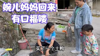 公公生病也闲不住，婆婆要做南瓜干，婉儿妈妈买土鸭回来下厨，娜姐又有新任务