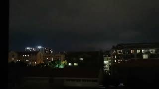 夜深人静窗外电闪雷鸣不知道是哪位高人在渡劫一场大雨即将到来