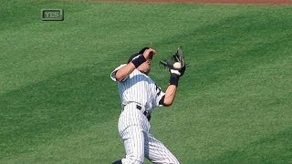 Ichiro fights the sun and makes falling catch