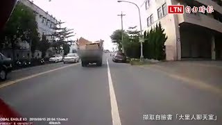 畫面曝光！貨車載木板一塊塊飛出去還擊中車子 網看傻：非常離譜