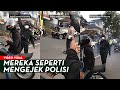 Beraninya Pemuda Ini Geber Motor di Samping Polisi