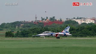 航迷驚艷16分鐘！「勇鷹」首翱翔 2架IDF戰機伴飛 (國防部提供)