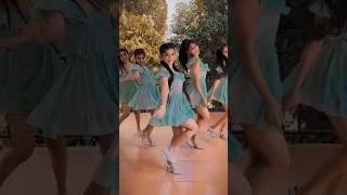 කවුද ලස්සනටම නටන්නේ 🙄 ඔක්කොම එක වගේ නේ 🙄😄😂 #trending #tiktok #dance #fypシ #viral #shortvideo