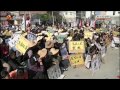 施樂秋 2011年12月21日 陸豐烏坎村街巿重開有村民將家中食物分親友 0300