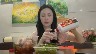 福建美女的独居生活，奔四了还孤单一人，吃美食品酒