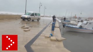 Tempesta sulla Sicilia, danni: pescatori cercano di salvare le barche a Marzamemi