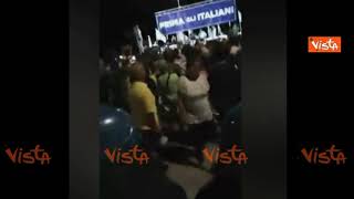 Salvini vaffa... la protesta a Soverato contro Matteo Salvini, interviene la Polizia