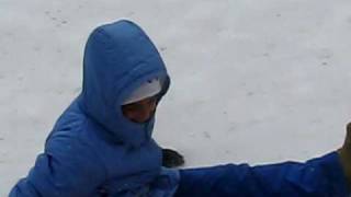 Julito deslizandose en la nieve