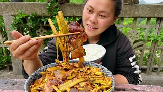 進山收獲很多野菜，拿塊老臘肉壹起炒，加把辣椒真下飯吃了兩大碗Eat wild bamboo shoots and bacon today