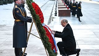 Putin attends wreath-laying ceremony, awards military personnel on eve of 3rd year of Ukraine war