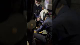 高雄市三多路民權警察分局在3月31號晚上9:48分在民權一路跟二路六位警察都是二十初頭年輕暴力身心障礙五十幾歲婦人，還咆哮說強制送醫也不要她老公上救護車，被載到高醫急診室跟醫生說她精神有問題。(1)