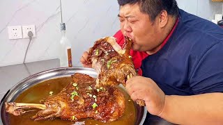 Buy a big leg of lamb  fat elder brother braised the whole to eat  a mouthful of wine and a mouthfu