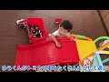 トミカの車をたくさん走らせて遊ぶ2歳児ゆうくん