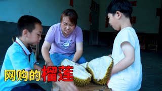 Buy a durian, my daughter looks at it and wants to eat it