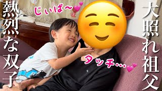 双子とじぃじ、やっぱり恋人にしか見えない☺️プールで筋トレママ？！