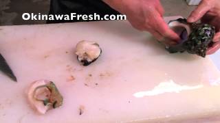 Preparing Turban Sashimi in Okinawa Fish Market / 沖繩漁市場夜光貝的處理