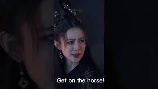 Mengziyi rode a horse to rescue Liu Yuning from the pile of bad guys