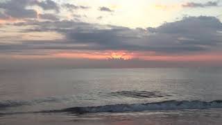 日の出から13分後に太陽の光が浴びれた朝の海 - Morning sea in the sun 13 minutes after sunrise