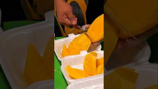 Cutting apple mangoes consistently by a mango cutting expert!