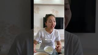 女儿吃剩饭，爸妈的做法谁对？#你家孩子也这样吗#熊孩子#记录真实生活#暑假