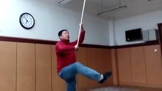 吕锁森教授《杀四门》的枪花示范。Demonstration of spear and flowers by Professor Luy Suoxen on 《Killing four Doors》