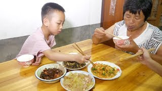 Buy shrimps online and stir-fry them with carrots，The children enjoyed themselves