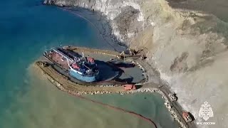 Karadeniz'de karaya oturan tankerden kaynaklanan petrol sızıntısını kontrol altına alma çabaları …