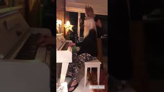 Πάνια – Βίσση: Μοναδικό βίντεο! Η Αννίτα στο πιάνο και η Άννα τραγουδά!!!