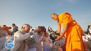 พุทธศาสนิกชน ร่วมตักบาตรแด่พระธรรมยาตรา 1,139 รูป ณ อนุสรณ์สถานบางปลา จ.นครปฐม