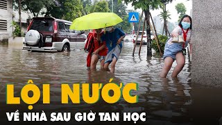 Học sinh Hà Nội bì bõm lội nước về nhà sau giờ tan học