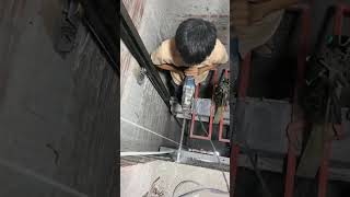 Quá trình lắp đặt thang máy gia đình khung hố bê tông