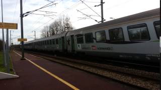 Passage d'un Intercité dans la halte ferroviaire d'Audrieu (Calvados)