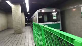 堺筋本町駅にコスモスクエア行きが到着