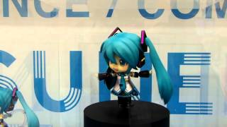 話しかけると初音ミクが答え歌い踊る。「HATSUNE MIKU by iDoll x Nendoroid」