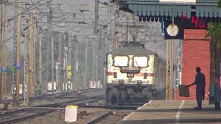 Highspeed encounter: Hool Express meets Sealdah Rajdhani at Khana jn