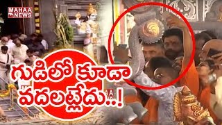 CM Chandrababu Selfie Craze at Dashavatara Venkateswara Swamy Temple In Vijayawada | Mahaa News