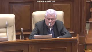 Vladimir Voronin cântă în plenul Parlamentului