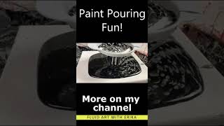 👍🏻 Black and White paint pouring through a strainer… fun! ❤️🌵✌🏻