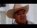 Fausto Cortés toca las campanas en el campanario de la iglesia de San Juan Bautista