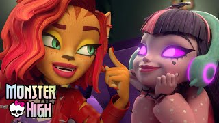Toralei Mind Controls Monster High Students With a Song! | Monster High