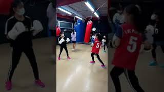 双子女子のboxingサンドバッグ