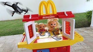 La Muñeca Baby Alive Sara y Ana en la Tiendita de McDonalds Haciendo compras con un Dron Real!!!