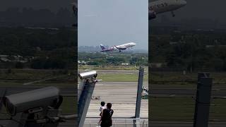 衝衝衝！一下就飛上天！酷😄 #香港快運航空 HK Express #飛機 #桃園機場 #shorts