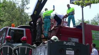 Man bekneld op vrachtwagen