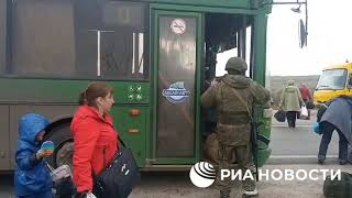 Российские военные доставили в Запорожскую область 79 эвакуированных из Мариуполя мирных жителей