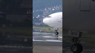 千里川土手（大阪府豊中市）から見る大阪国際空港（伊丹空港）から離陸する飛行機＃shorts #大阪国際空港　#豊中　#千里川堤防　#飛行機　#osaka  #toyonaka #千里川土手 　＃大阪