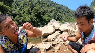 老羅抓到了幾只野貨，雨哥拿出了酸水，兩人直接把它給生吃了