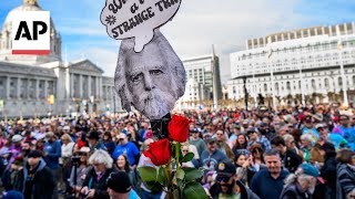 Thousands attend guitarist Bob Weir's memorial in San Francisco