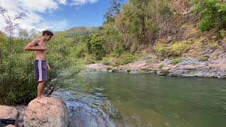 ฝรั่งกระโดดเล่นในแม่น้ำว้า น่าน Wah river, Nan, Thailand